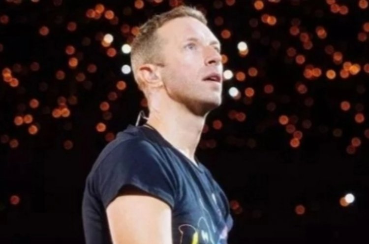 Jelang Konser Coldplay Digelar di GBK, Chris Martin Sang Vokalis Terciduk Jalan Kaki di Sudirman