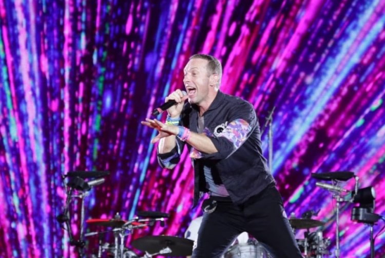 Konser Coldplay di Jakarta, Ini Momen Chris Martin Saat Berpantun: Boleh Dong Pinjam Seratus!