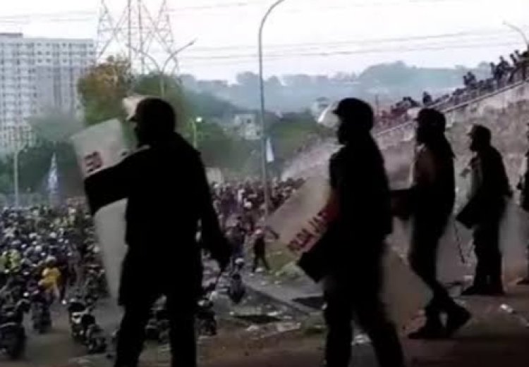 17 Orang Terluka Saat Polisi Bentrok dengan Suporter Di Stadion Gelora Joko Samudro
