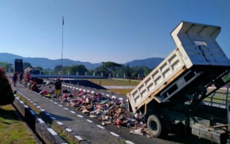 Diduga Belum Terima Upah, Kantor Bupati SBB Jadi Sasaran Aksi Buang Sampah