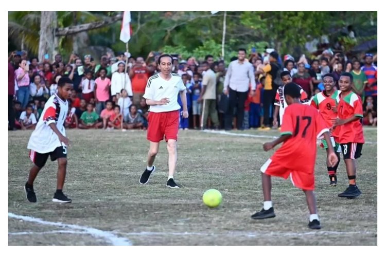 Momen Presiden Jokowi Bermain Bola Bersama Anak-anak Papua: Meski Capek, Lumayan Bisa Ngegolkan Satu