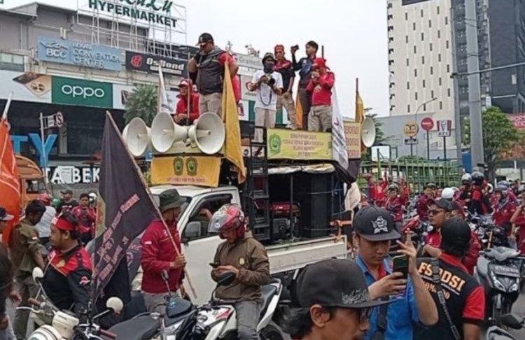 Demo Buruh Belum Bubar, Massa Blokade Jalan di Cikarang