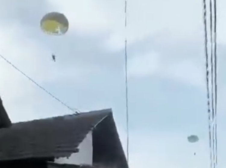 Viral Penerjun Payung TNI di Blitar Mendarat di Atap Rumah Warga