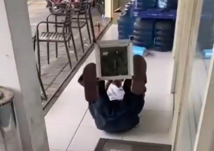Viral Seorang Bapak Mencongkel Kotak Amal di Minimarket Sidoarjo
