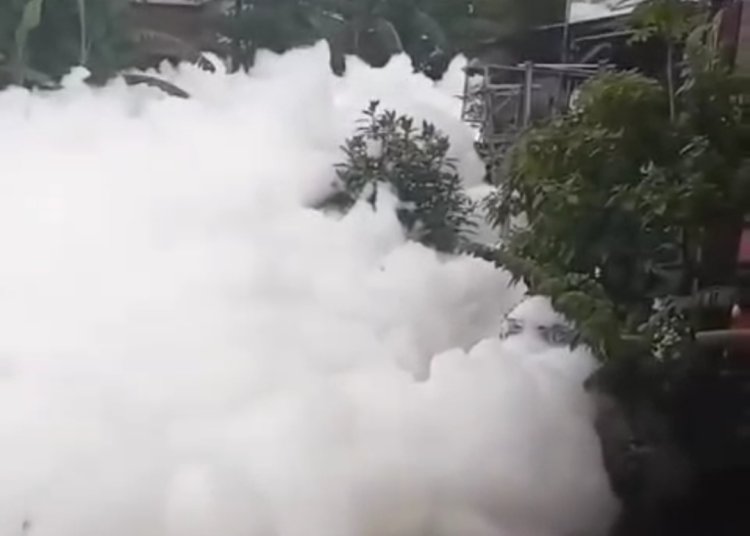 Viral Limbah Gumpalan Busa Tebal Setinggi 5 Meter Tutupi Kali di Depok