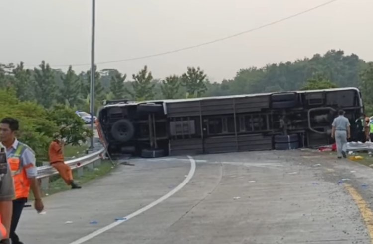 Kecelakaan Maut, Bus Terguling Melintang Tutupi Jalan di Tol Cipali