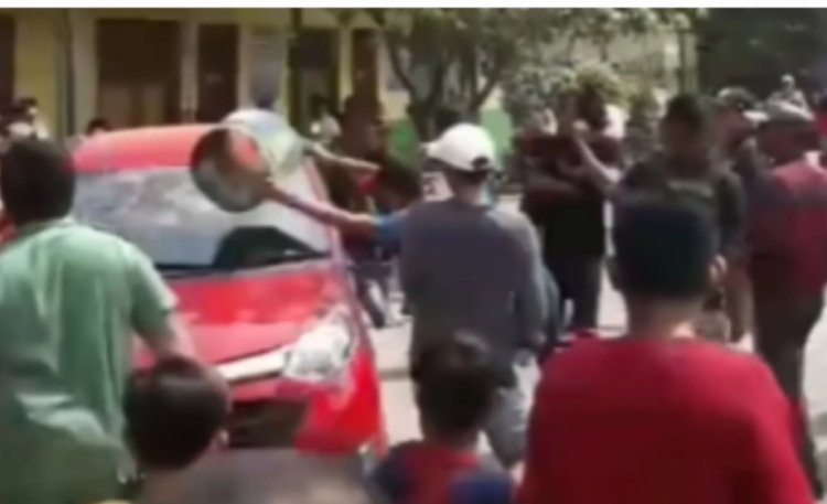 Viral, Mobil Diamuk Massa Usai Diduga Halangi Damkar di Bekasi