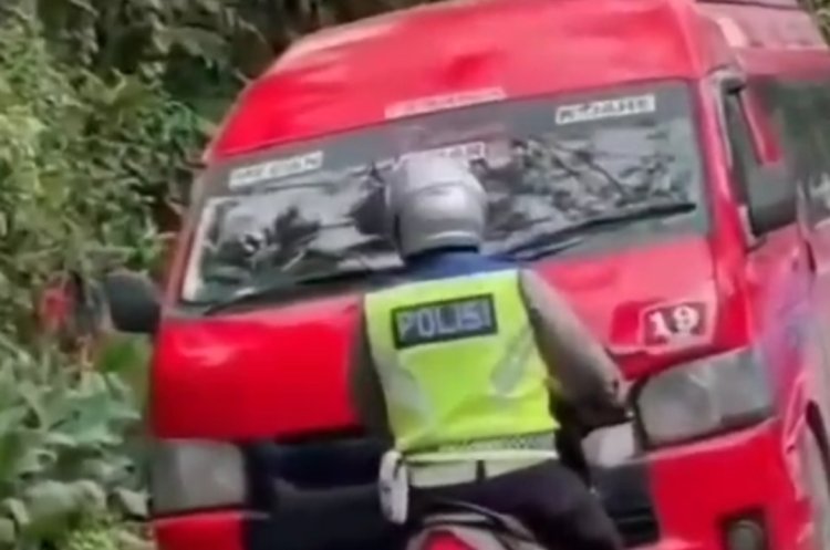 Viral! Aksi Personel Polisi di Medan Hadang Minibus Merah yang Nekat Lawan Arah