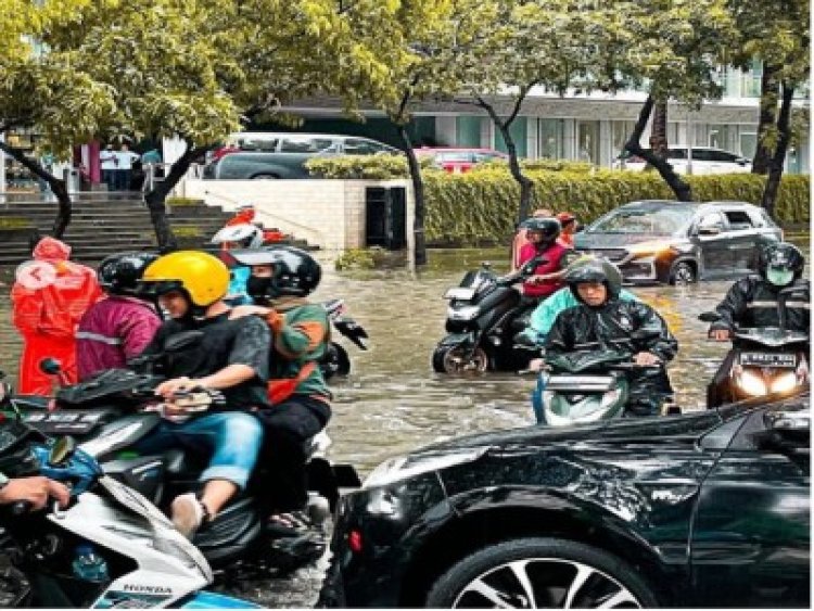 Jalan Kemang Raya Jakarta Selatan Dilanda Banjir, Arus Lalu Lintas Terganggu