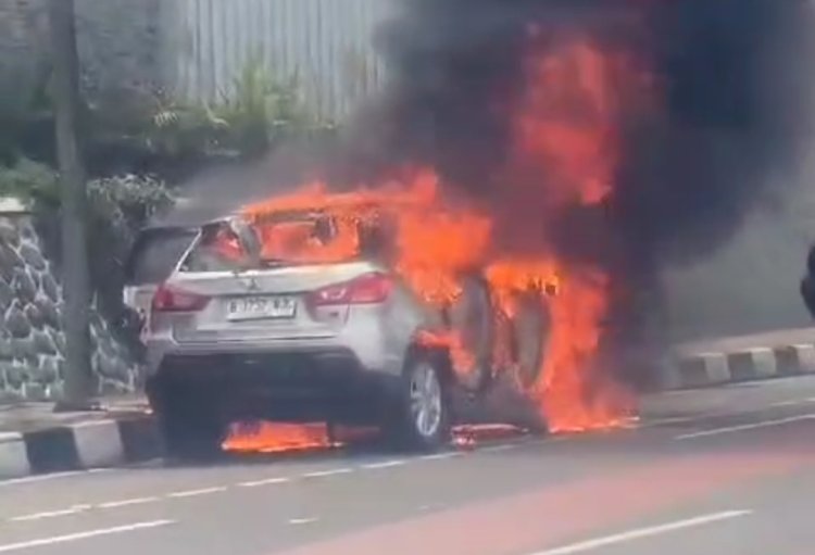 Mobil Ditumpangi 3 Wanita Terbakar di Jalan Gatot Subroto Jakpus