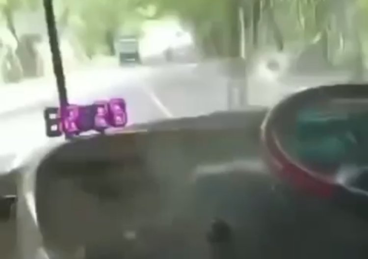 Viral Bus Dilempar Batu Oleh Orang Tak Dikenal di Ngawi