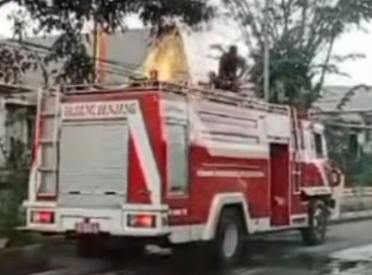 Heboh, Mobil Pemadam Kebakaran Terbakar di Jalan Bikin Netizen dan Warga Kebingungan Untuk Hubungi Siapa