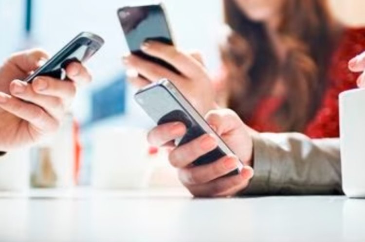 Orang Indonesia Paling Rajin Main Smartphone, Bisa 6 Jam Sehari