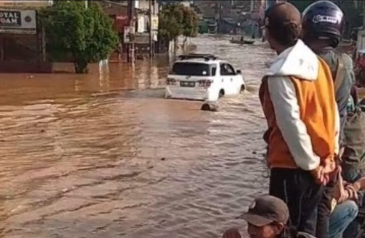 Disoraki Warga, Fortuner Nekat Menerobos Banjir Hingga Mogok di Dayeuhkolot