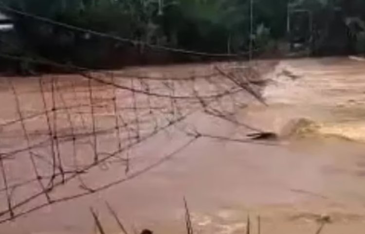 Jembatan Gantung Putus Diterjang Banjir di Merangin