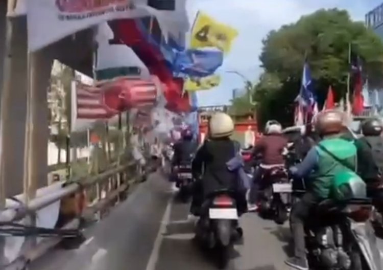 Pengguna Jalan Keluhkan Bendera Parpol di Flyover Cawang