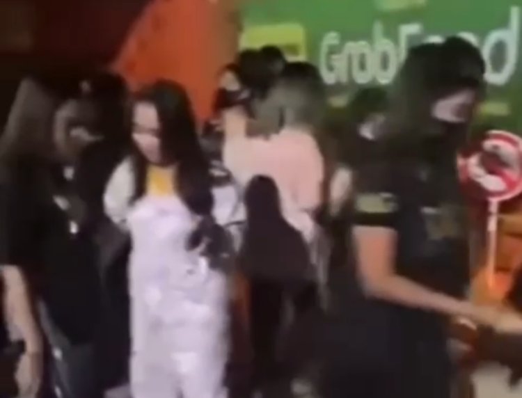 Sejumlah Pemandu Karaoke Gelar Tabur Bunga dan Nyalakan Lilin di Gedung Orange Tegal