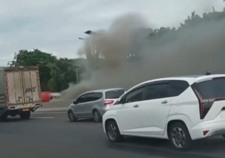 Mobil Terbakar di Ruas Tol Sedyatmo, Gerbang Tol Kapuk