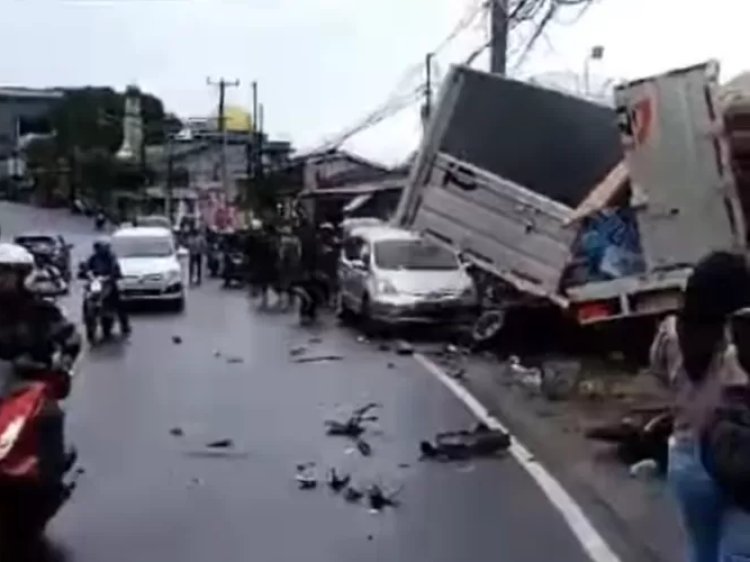Kecelakaan Beruntun di Puncak Bogor Libatkan 9 Kendaraan dan Satu Rumah Makan Hancur
