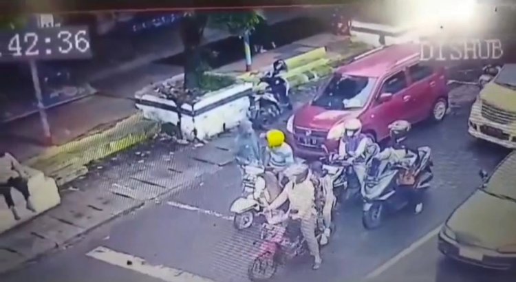 Viral, Aksi Bang Jago Pukul Kepala Pengendara Vespa di Batang