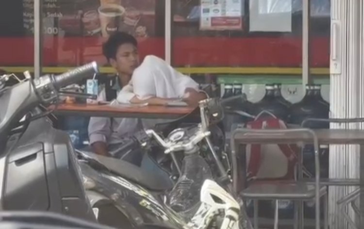 Dua Sejoli di Jambi Diduga Bolos Sekolah, Malah Nongkrong di Depan Minimarket