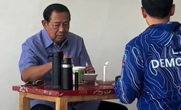 Viral Video SBY Makan Mie Instan di Warung Pinggir Jalan