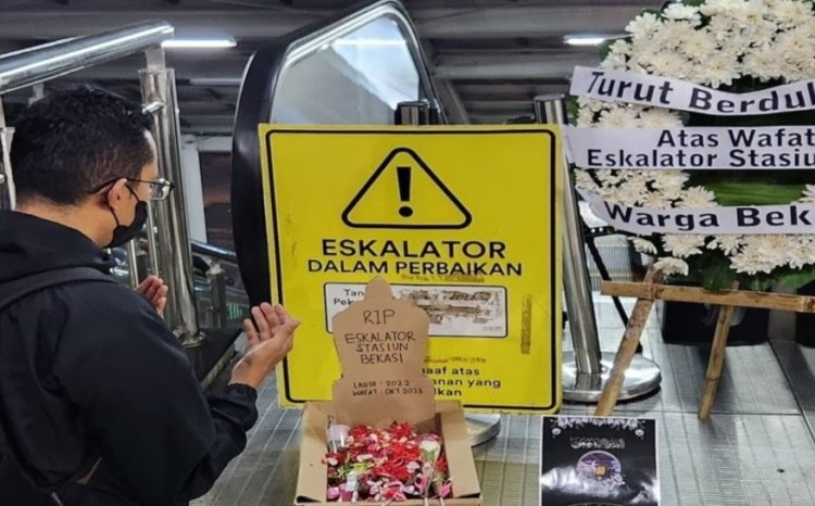 Eskalator Stasiun Bekasi Mati 100 Hari, Warga Kirim Karangan Bunga Duka Cita Hingga Replika Nisan