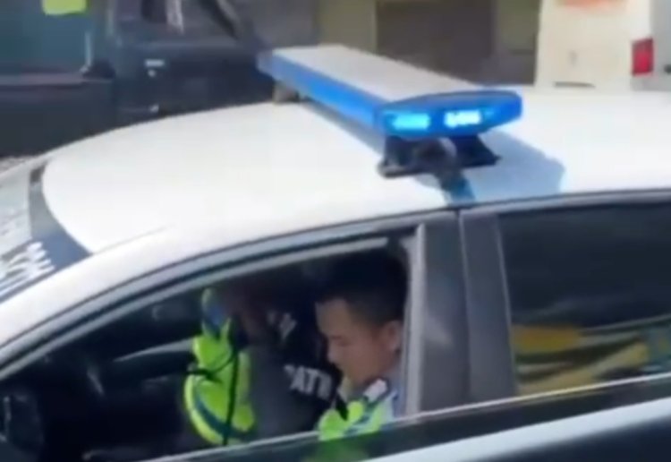 Viral Video Polisi Cekcok dengan Sopir Truk, Siapa yang Salah?
