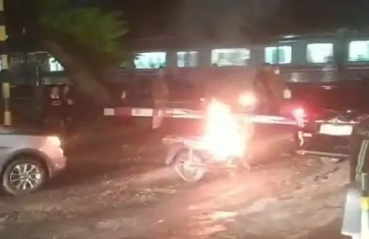 Viral Motor Ojol Terbakar di Dekat Stasiun Bekasi