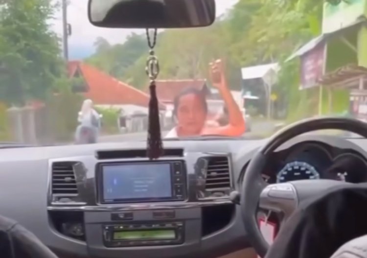 Viral, Seorang Nenek Minta Uang Hingga Hadang Mobil Sambil Bawa Batu