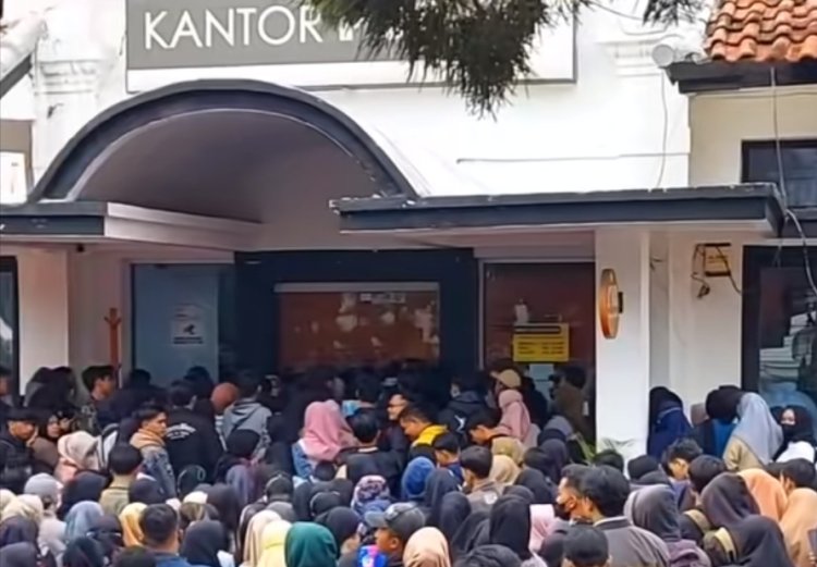 Viral, Ribuan Pencari Kerja Padati Kantor Pos di Cianjur
