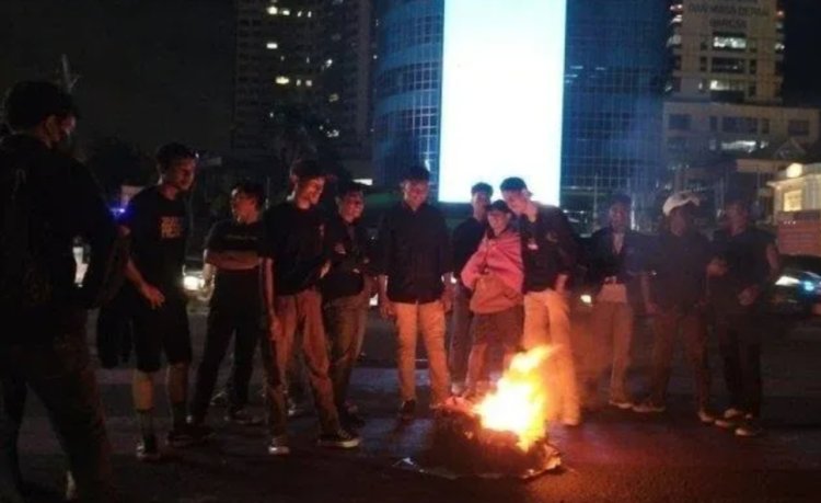 Aksi Demonstrasi Mahasiswa di Harmoni, Sempat Blokir Jalan hingga Bakar Ban