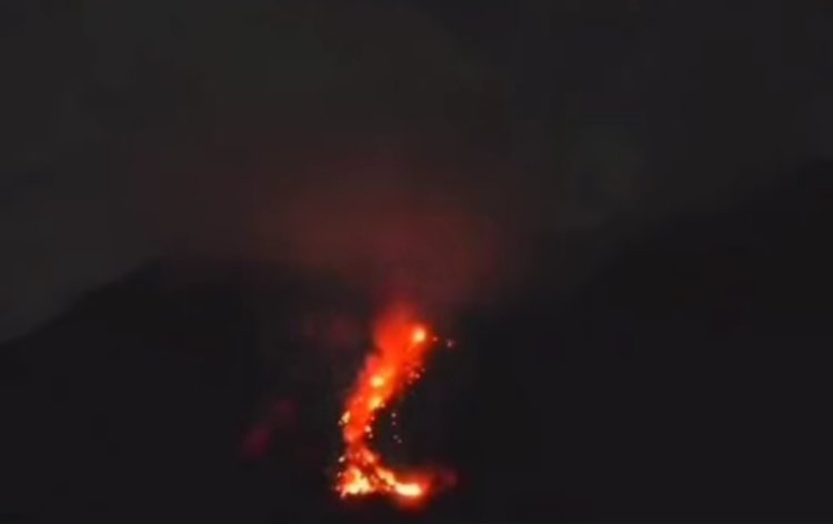Gunung Semeru Erupsi, Luncurkan Abu Vulkanik