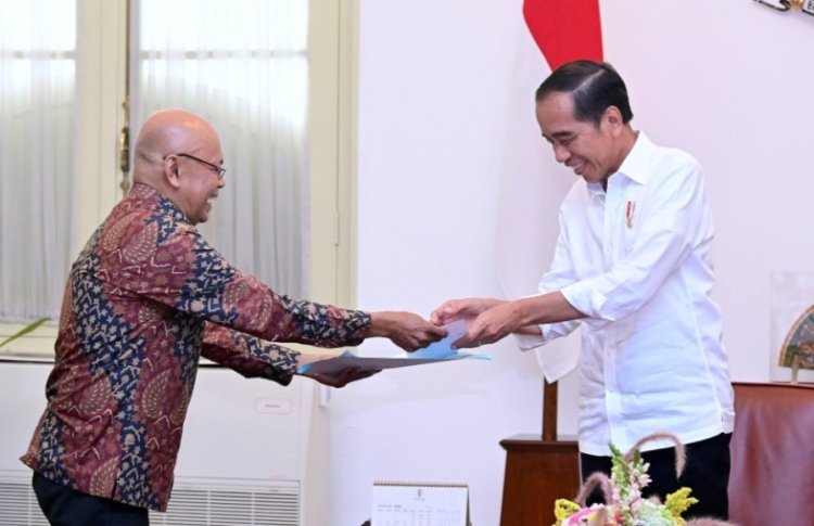 Presiden Jokowi Terima Undangan Untuk Mencoblos dari KPPS di TPS 10 Gambir