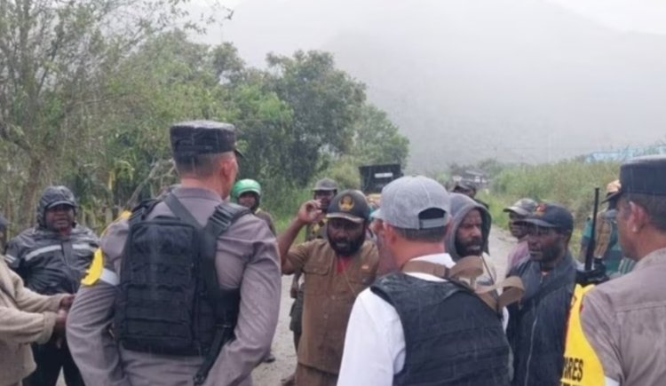 Viral Polisi Diserang Warga saat Jaga TPS di Dogiyai Papua Tengah