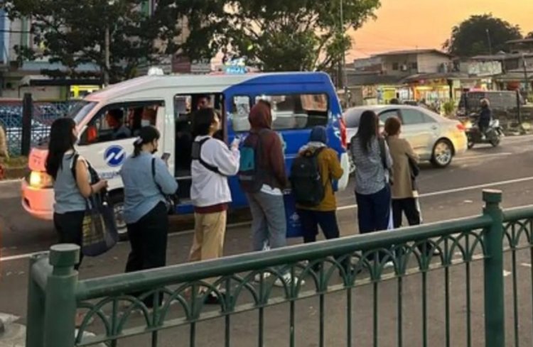 Viral Momen Warga Jakarta Antre dengan Tertib saat Naik Transportasi Umum