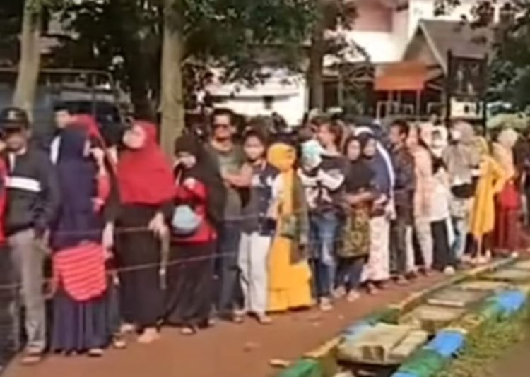 Viral Ribuan Warga Kota Bandung Rela Antre demi Dapat Beras Murah