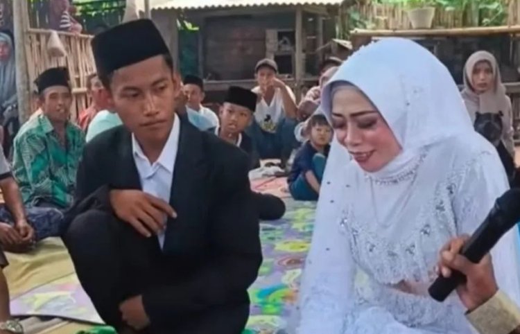 Terpaut 20 Tahun, Wanita Ini Menikah dengan Teman Anaknya