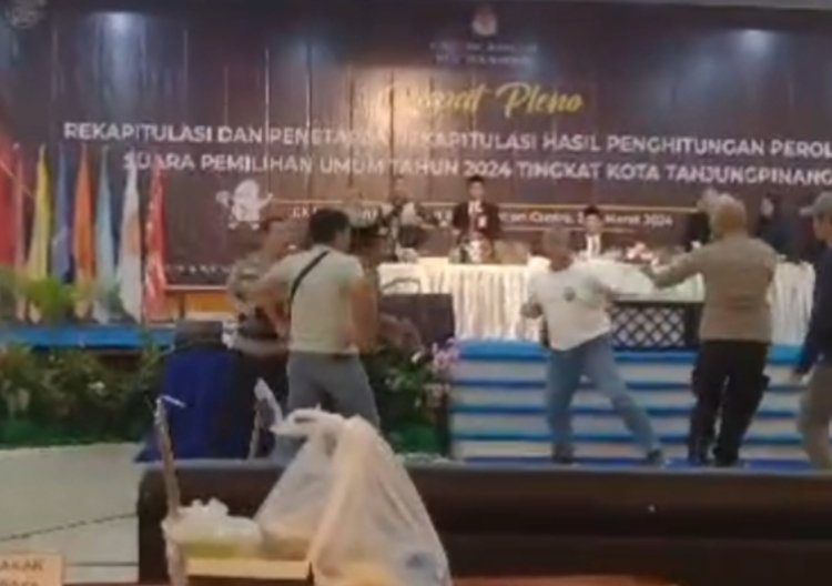 Sidang Pleno KPU Tanjungpinang di Warnai Aksi Protes dan Kericuhan