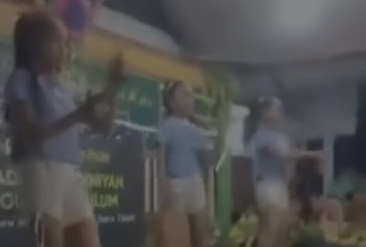 Viral Aksi 3 Remaja Cewek Joget-Joget di Madrasah Pasuruan, Tuai Sorotan