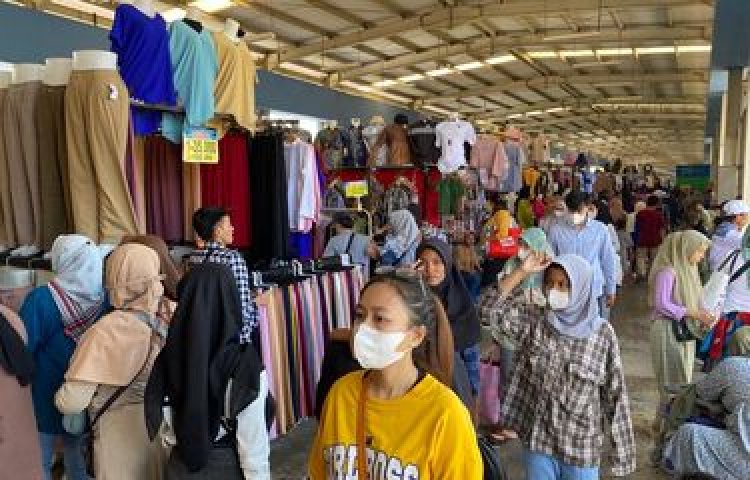 Pengunjung Tanah Abang Berbelanja Baju Lebaran pada H-1 Ramadhan untuk Hindari Batal Puasa