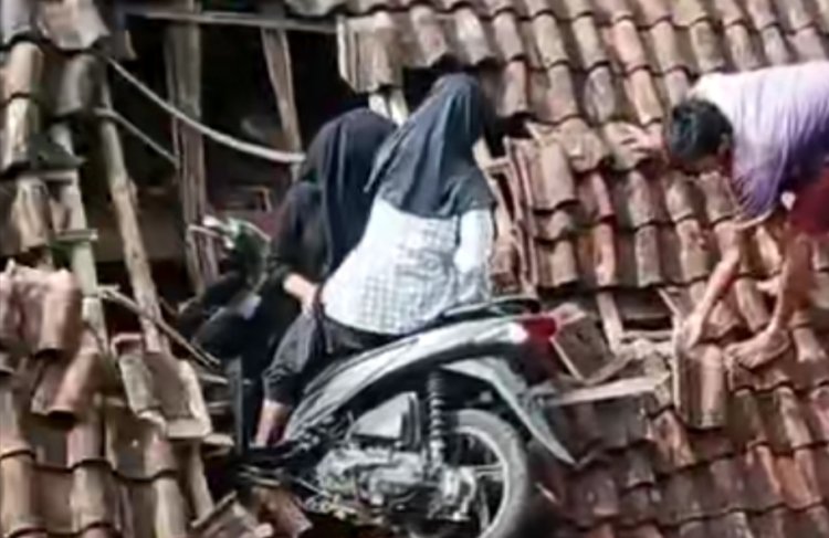 Viral 2 Bocah Wanita dan Sepeda Motornya Tersangkut di Atap Rumah Warga
