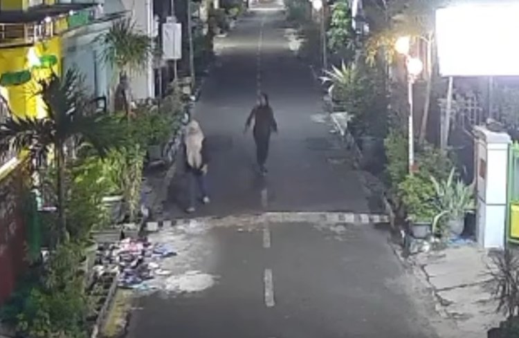 Viral Dua Remaja Perempuan Terekam CCTV Mengambil Sandal Jamaah Salat Tarawih