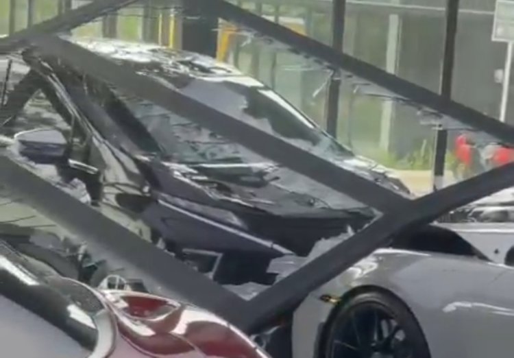 Mobil Xpander Tabrak Porsche yang Parkir di Showroom PIK, Sopir Diamankan