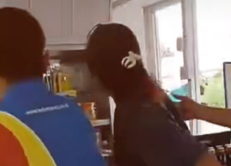 Viral Karyawan Minimarket di Bima Diamuk Wanita Gegara Diduga Berselingkuh dengan Suami Orang