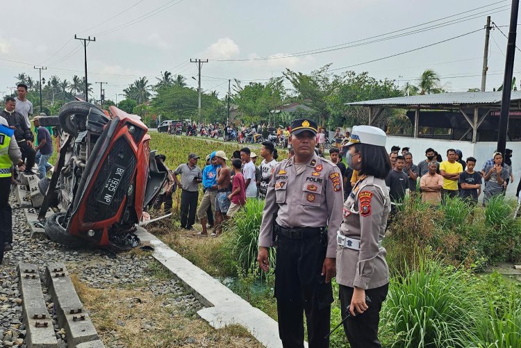 Kecelakaan Tragis Mobil Bawa Balita dan Pelajar SD Tertabrak Kereta Barang di Tebing Tinggi