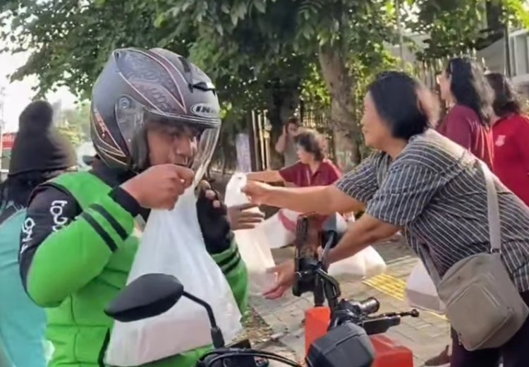 Momen Warga non-Muslim Berbagi Takjil ke Pengguna Jalan Raya di Sukabumi