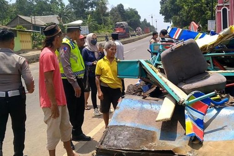 Dua Kereta Kelinci Sarat Penumpang Ditabrak Truk di Pantura, Batang