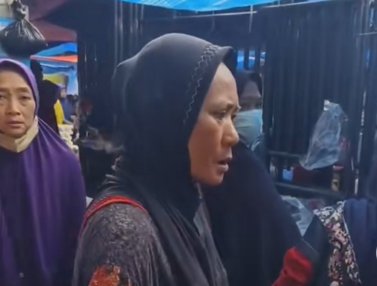 Viral, Seorang Emak-emak Diduga Ketahuan Pengunjung Mencuri di Pasar Sidoarjo