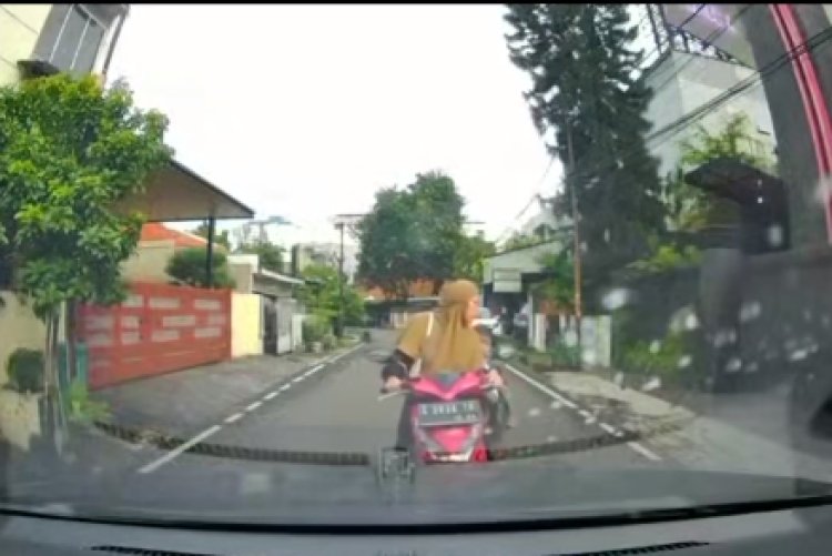 Viral video Aksi Ibu-ibu Pengendara Motor Tanpa Helm Nyaris Adu Banteng